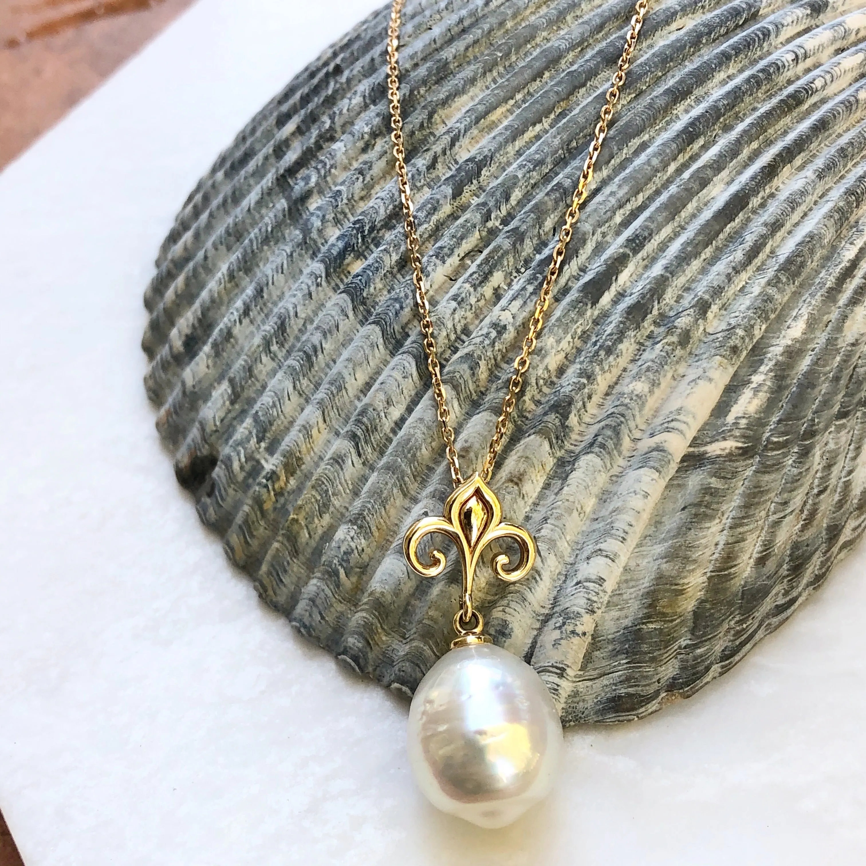 14KT Yellow Gold Paspaley Pearl Fleur de Lis Pendant Chain Necklace 18"