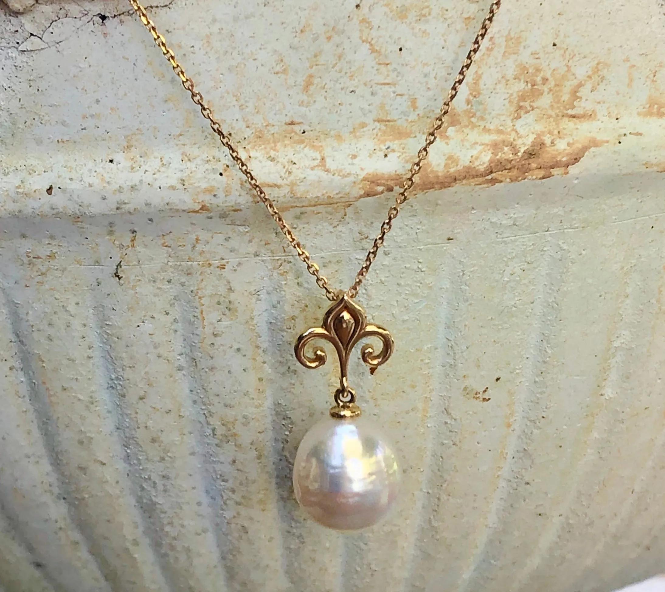 14KT Yellow Gold Paspaley Pearl Fleur de Lis Pendant Chain Necklace 18"