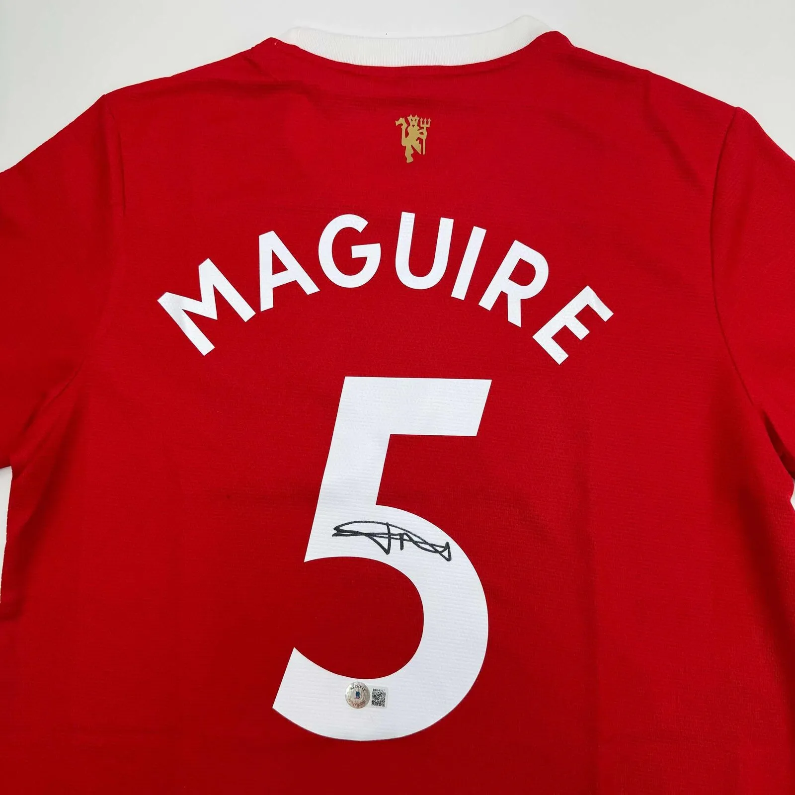 Autographed/Signed Harry Maguire Manchester United Red Soccer Jersey Beckett COA