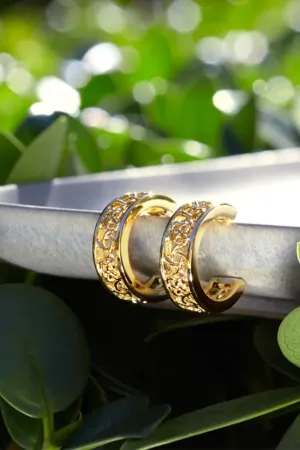 Kendra Scott Kelly Huggie Hoop Earrings in Gold | 9608803430