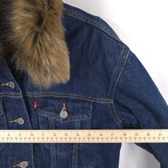 LEVI’S Ex-boyfriend Trucker Denim Jacket Faux Fur Collar Quilted Lining SMALL