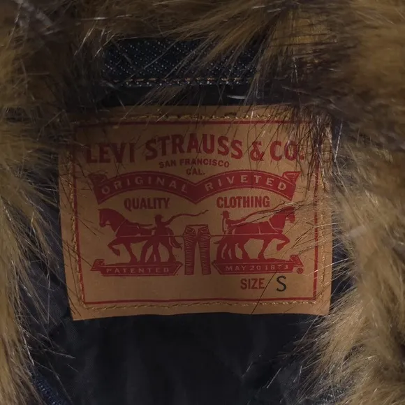 LEVI’S Ex-boyfriend Trucker Denim Jacket Faux Fur Collar Quilted Lining SMALL