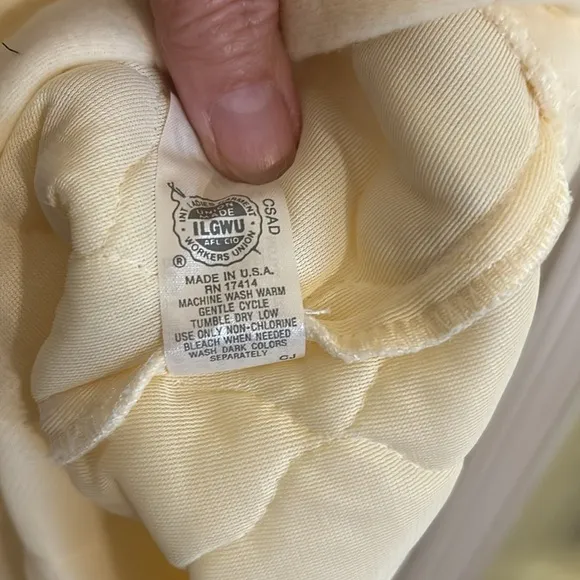 Miss Elaine quilted ladies robe. Size Medium. Good condition. Soft feminine.