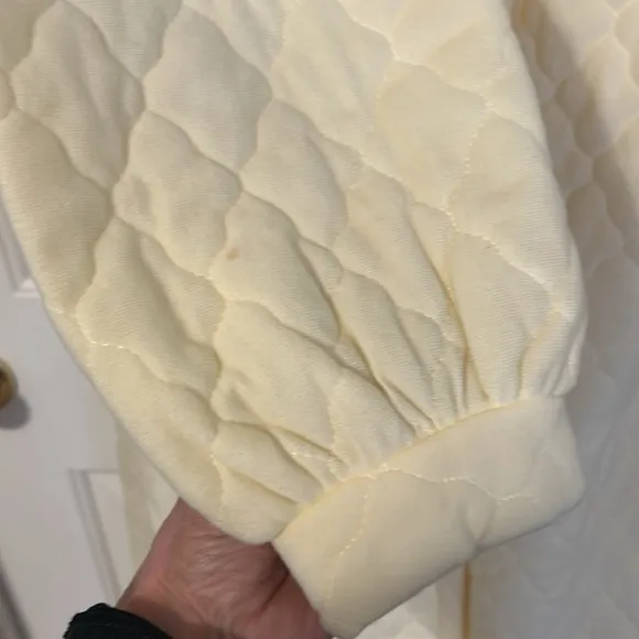Miss Elaine quilted ladies robe. Size Medium. Good condition. Soft feminine.
