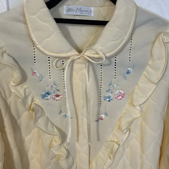 Miss Elaine quilted ladies robe. Size Medium. Good condition. Soft feminine.