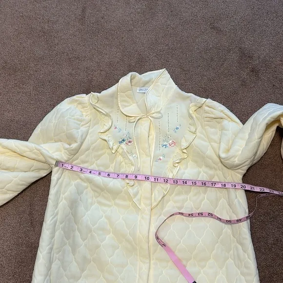 Miss Elaine quilted ladies robe. Size Medium. Good condition. Soft feminine.