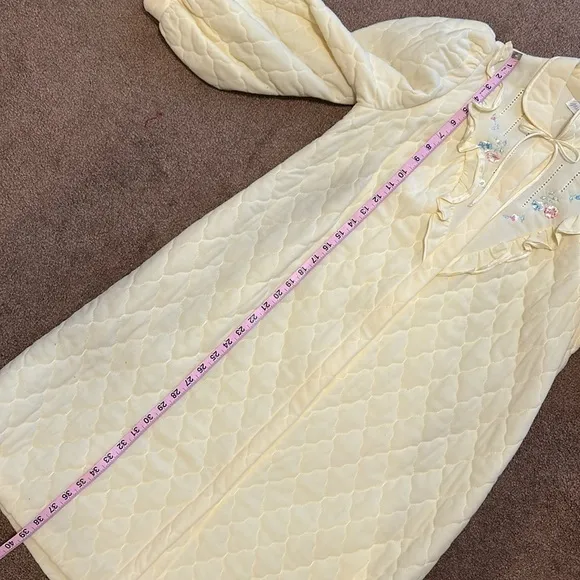 Miss Elaine quilted ladies robe. Size Medium. Good condition. Soft feminine.