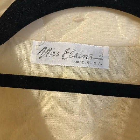 Miss Elaine quilted ladies robe. Size Medium. Good condition. Soft feminine.
