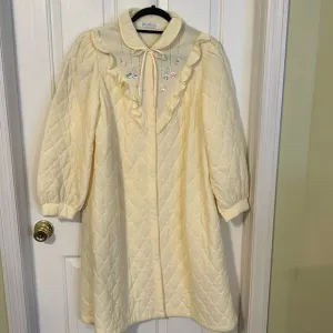 Miss Elaine quilted ladies robe. Size Medium. Good condition. Soft feminine.