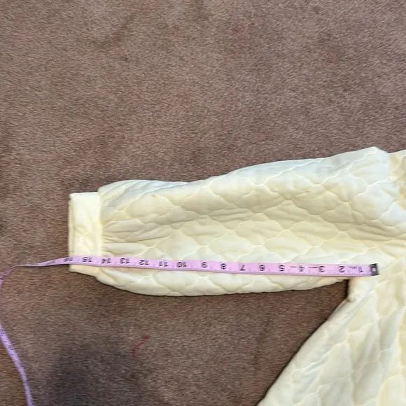 Miss Elaine quilted ladies robe. Size Medium. Good condition. Soft feminine.