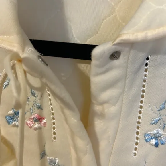 Miss Elaine quilted ladies robe. Size Medium. Good condition. Soft feminine.