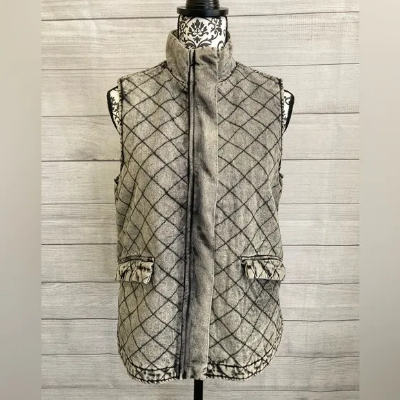 Stoosh Vintage Denim | NWT Women’s Sleeveless Quilted Button Front Vest