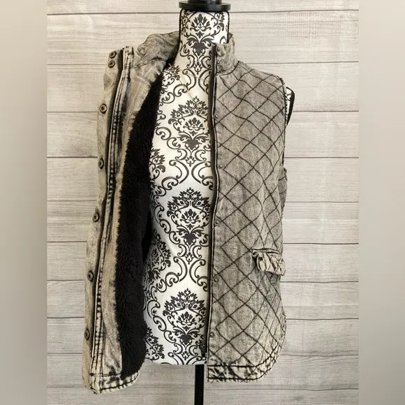 Stoosh Vintage Denim | NWT Women’s Sleeveless Quilted Button Front Vest
