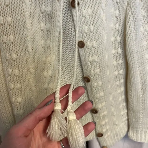 Vintage Cream Handknit Sweater with Pockets and Adorable Wooden Buttons